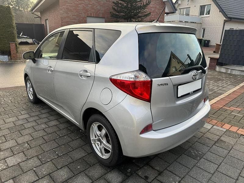 Gebraucht Toyota Verso-S Life 99 PS (72 kW) 2012 Silber Van / Kleinbus