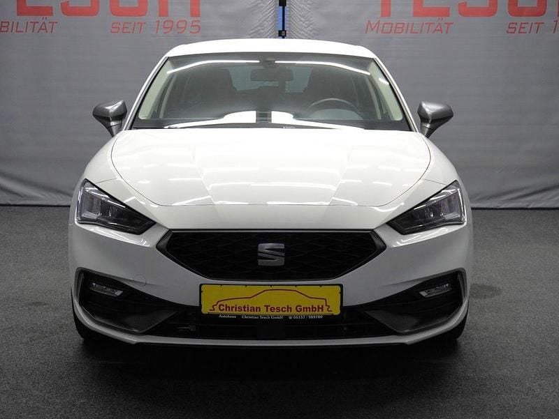 Używany Seat Leon FR 204 KM (150 kW) 2021 Biały Sedan/Limuzyna