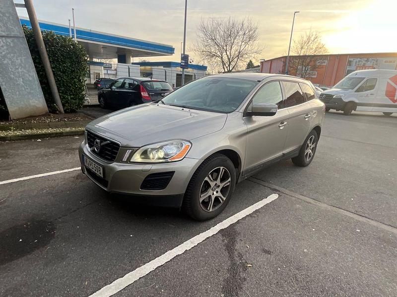 Grau Gebraucht 2010 Volvo XC60 Momentum SUV | 9.600 € (Fairer Preis) - Bild 1/4