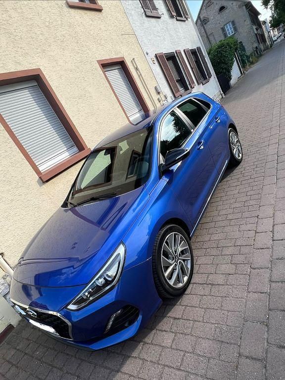 Blau Gebraucht 2018 Hyundai i30 Trend Limousine | 13.200 € (Fairer Preis) - Bild 1/4