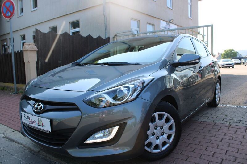 Grau Gebraucht 2013 Hyundai i30 Classic Limousine | 7.990 € (Fairer Preis) - Bild 1/4
