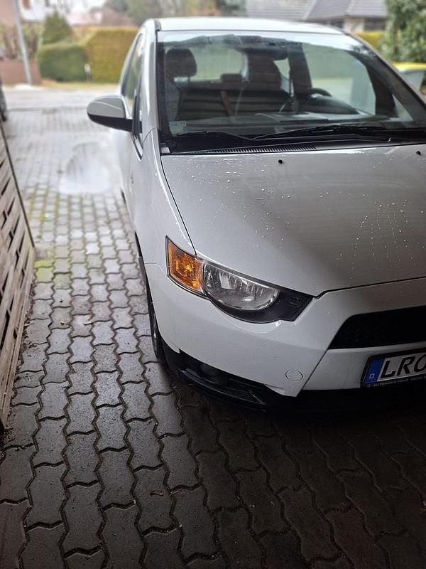 Gebraucht Mitsubishi Colt 75 PS (55 kW) 2012 Weiß Kleinwagen