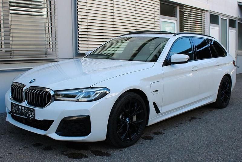 Weiß Gebraucht 2022 BMW 530e M Sport Limousine | 31.980 € (Fairer Preis) - Bild 1/4