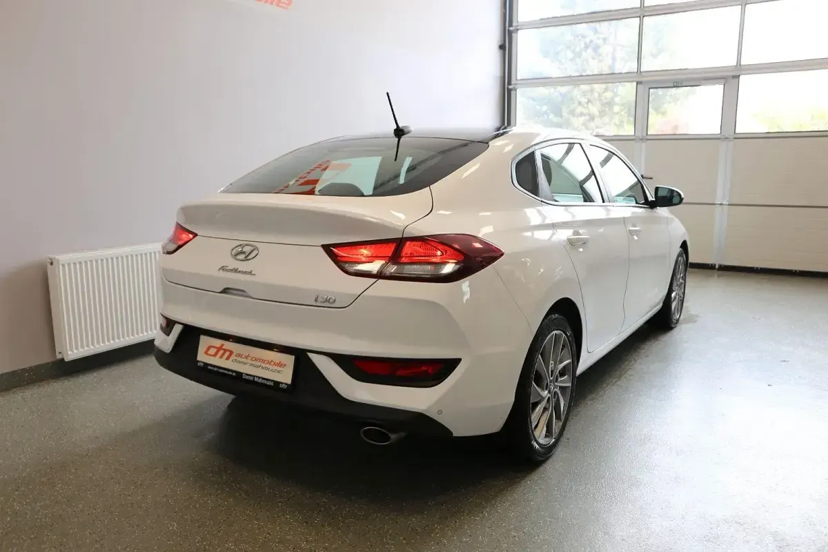 Gebraucht Hyundai i30 Style 140 PS (102 kW) 2019 Weiß Limousine