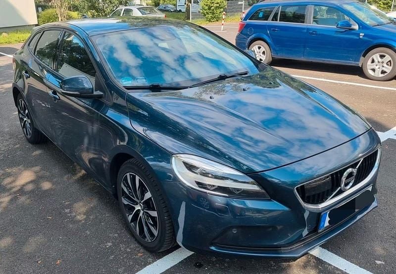 Gebraucht Volvo V40 Momentum 150 PS (110 kW) 2019 Blau Limousine