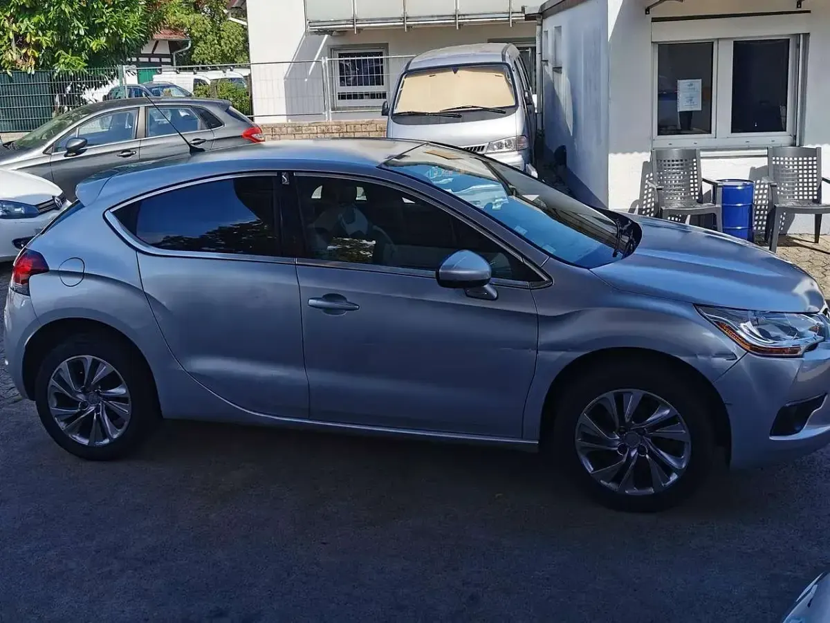 Gebraucht Citroën DS4 So Chic 120 PS (88 kW) 2015 Lackierun aluminiumgrau/meta Kleinwagen