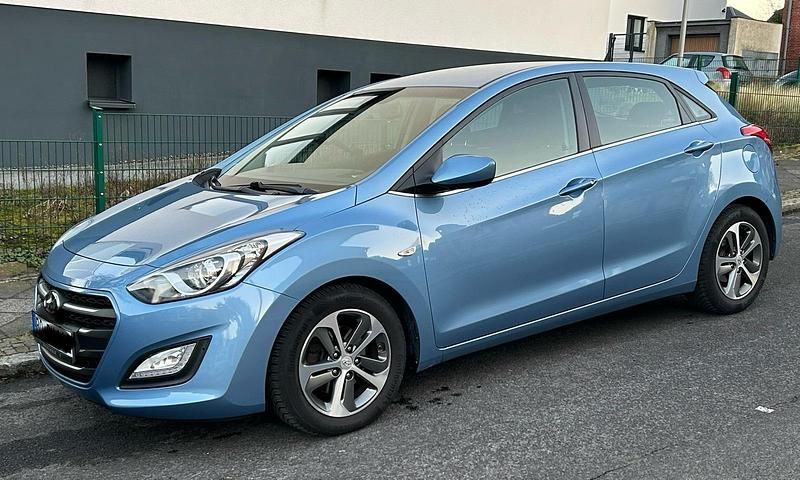 Blau Gebraucht 2015 Hyundai i30 YES! Limousine | 8.199 € (Fairer Preis) - Bild 1/4