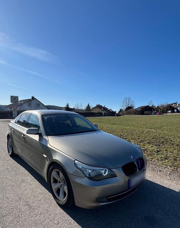 Gebraucht BMW 530 235 PS (172 kW) 2009 Gold Limousine
