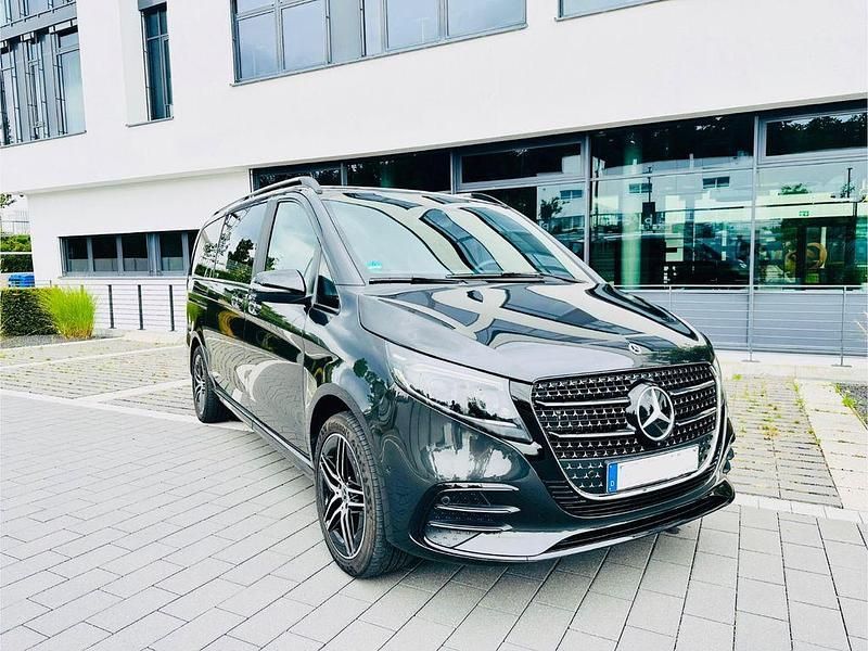 Grau Gebraucht 2024 Mercedes V300 Avantgarde Van / Kleinbus | 76.900 € (Teuer) - Bild 1/4