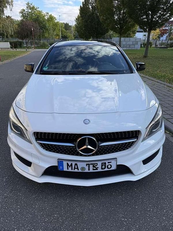 Weiß Gebraucht 2014 Mercedes CLA200 Limousine | 19.900 € (Teuer) - Bild 1/4