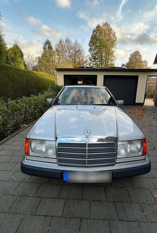 Silber Gebraucht 1993 Mercedes 220 Coupé | 14.500 € - Bild 1/4
