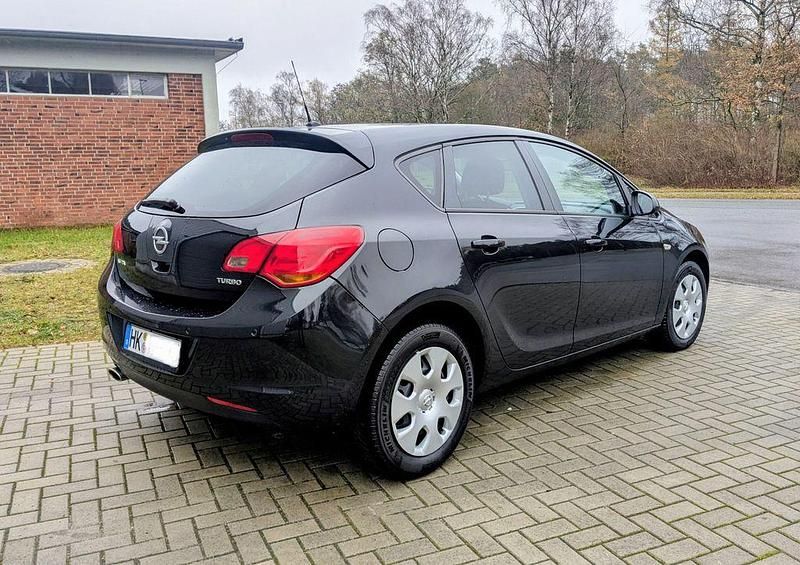 Gebraucht Opel Astra Design Edition 140 PS (102 kW) 2012 Schwarz Limousine