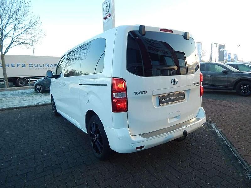 Gebraucht Toyota Proace Verso Executive 177 PS (130 kW) 2017 Schaumweiß Kombi