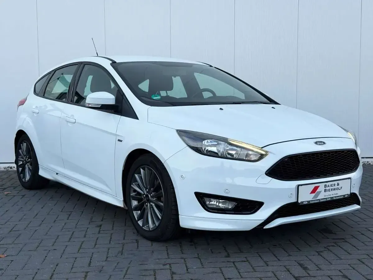 Używany Ford Focus ST-Line 125 KM (91 kW) 2017 Biały Sedan/Limuzyna