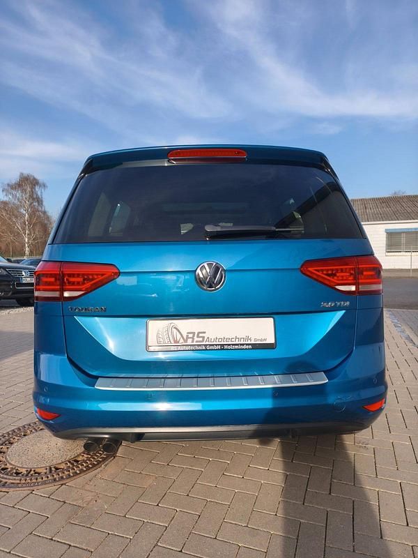 Gebraucht VW Touran Highline 150 PS (110 kW) 2017 Caribbean blue metallic Van / Kleinbus