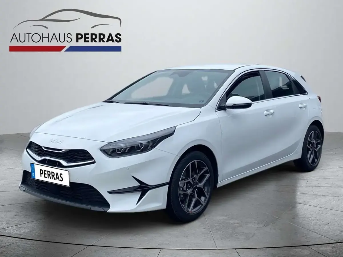 Neu Kia Ceed Spirit 140 PS (102 kW) 2025 Deluxeweiß metallic Kleinwagen