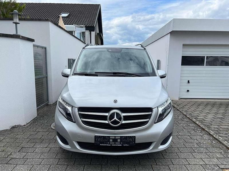 Brillantsilber Gebraucht 2018 Mercedes V250 Van / Kleinbus | 38.999 € (Fairer Preis) - Bild 1/4