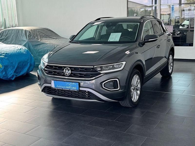 Indiumgrau Gebraucht 2024 VW T-Roc Life SUV | 23.990 € (Superpreis) - Bild 1/4