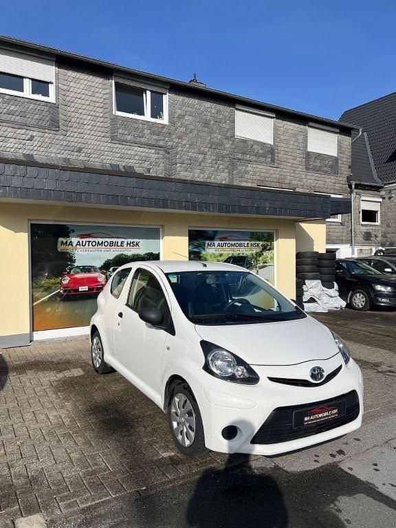 Gebraucht Toyota Aygo Basis 68 PS (50 kW) 2013 Weiß Kleinwagen