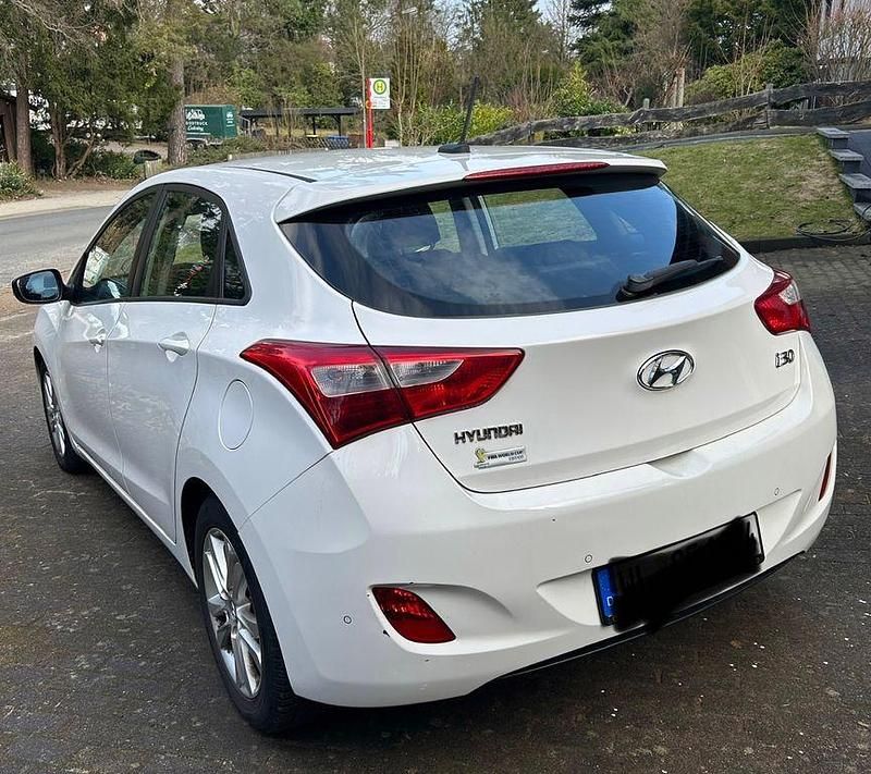Gebraucht Hyundai i30 Edition 99 PS (72 kW) 2015 Weiß Limousine