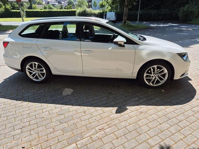 Weiß Gebraucht 2014 Seat Leon ST Style Kombi | 8.300 € (Guter Preis) - Bild 1/4