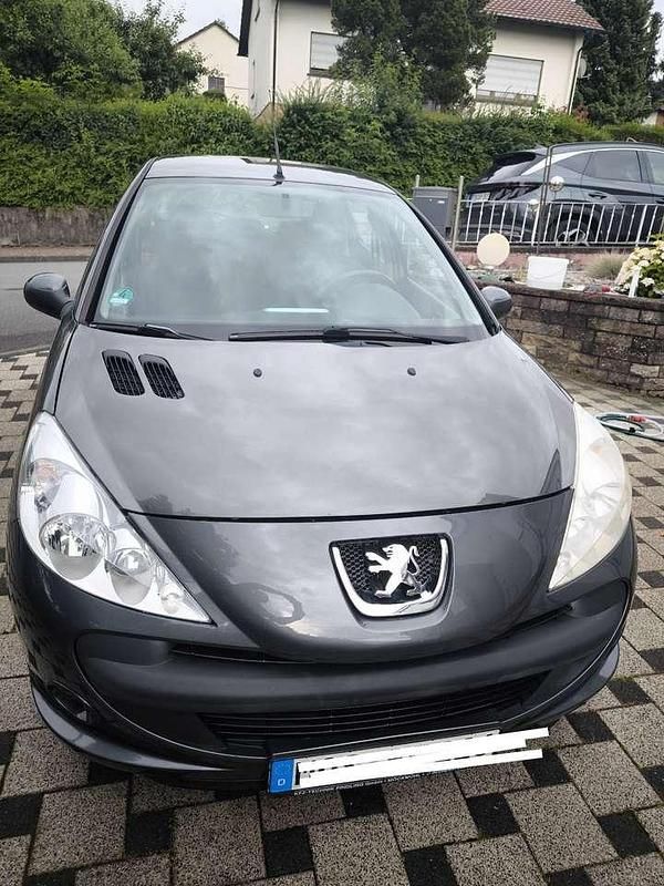 Grau Gebraucht 2012 Peugeot 206+ Kleinwagen | 3.333 € (Fairer Preis) - Bild 1/4
