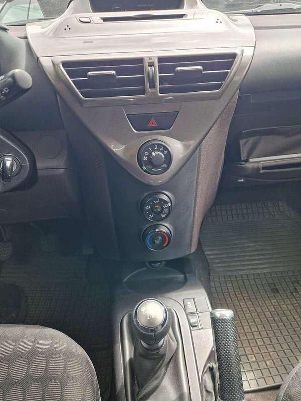 Gebraucht Toyota iQ 90 PS (66 kW) 2009 Silver metallic Kleinwagen