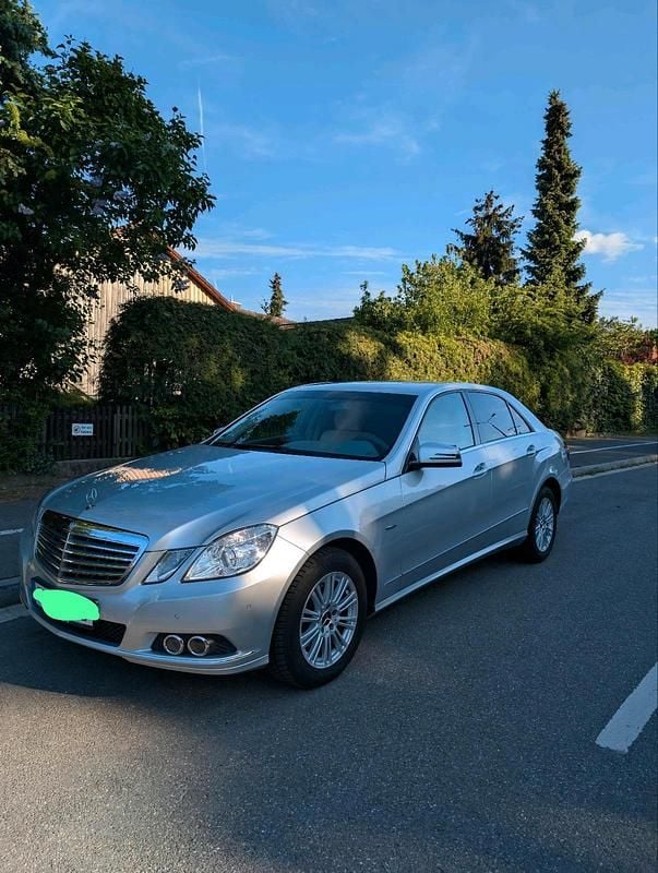 Silber Gebraucht 2010 Mercedes E200 Limousine | 8.900 € (Fairer Preis) - Bild 1/4