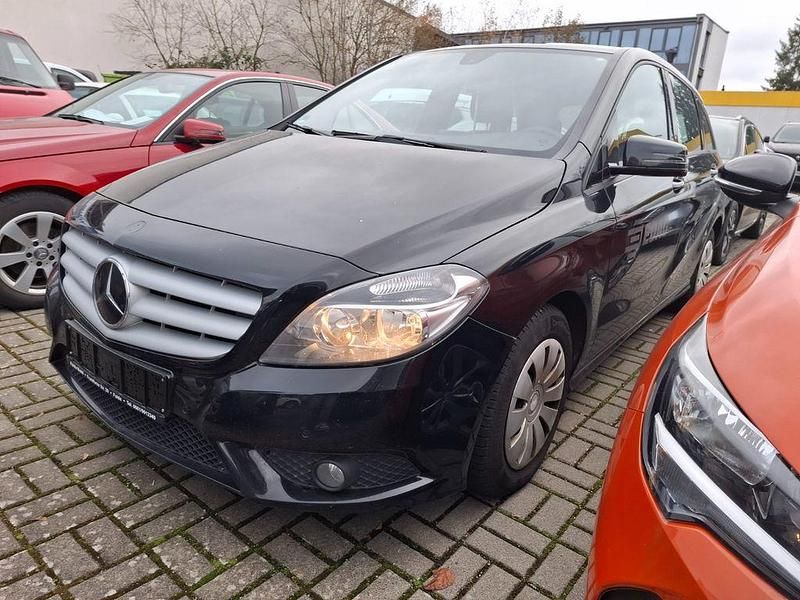 Schwarz Gebraucht 2013 Mercedes B180 Van / Kleinbus | 5.789 € (Fairer Preis) - Bild 1/4
