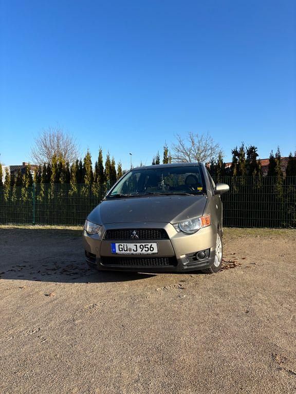Beige Gebraucht 2011 Mitsubishi Colt Edition Limousine | 5.200 € (Fairer Preis) - Bild 1/4