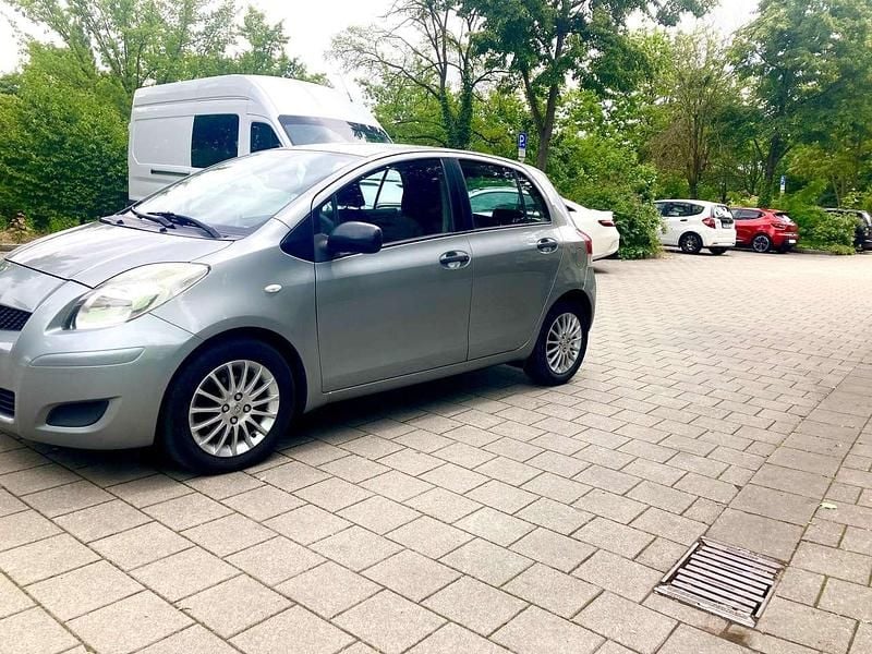 Grau Gebraucht 2011 Toyota Yaris Cool Kleinwagen | 2.800 € (Fairer Preis) - Bild 1/4