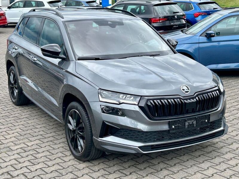 Grau Gebraucht 2024 Skoda Karoq SportLine SUV | 38.290 € (Etwas zu teuer) - Bild 1/4