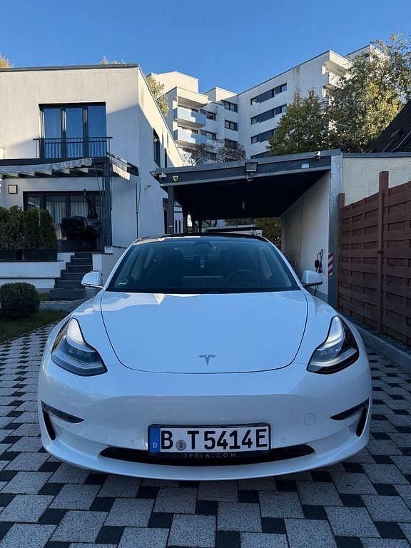 Weiß Gebraucht 2019 Tesla Model 3 Limousine | 21.300 € (Fairer Preis) - Bild 1/4