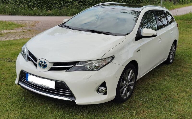 Weiß Gebraucht 2015 Toyota Auris Touring Sports Kombi | 11.000 € (Guter Preis) - Bild 1/4