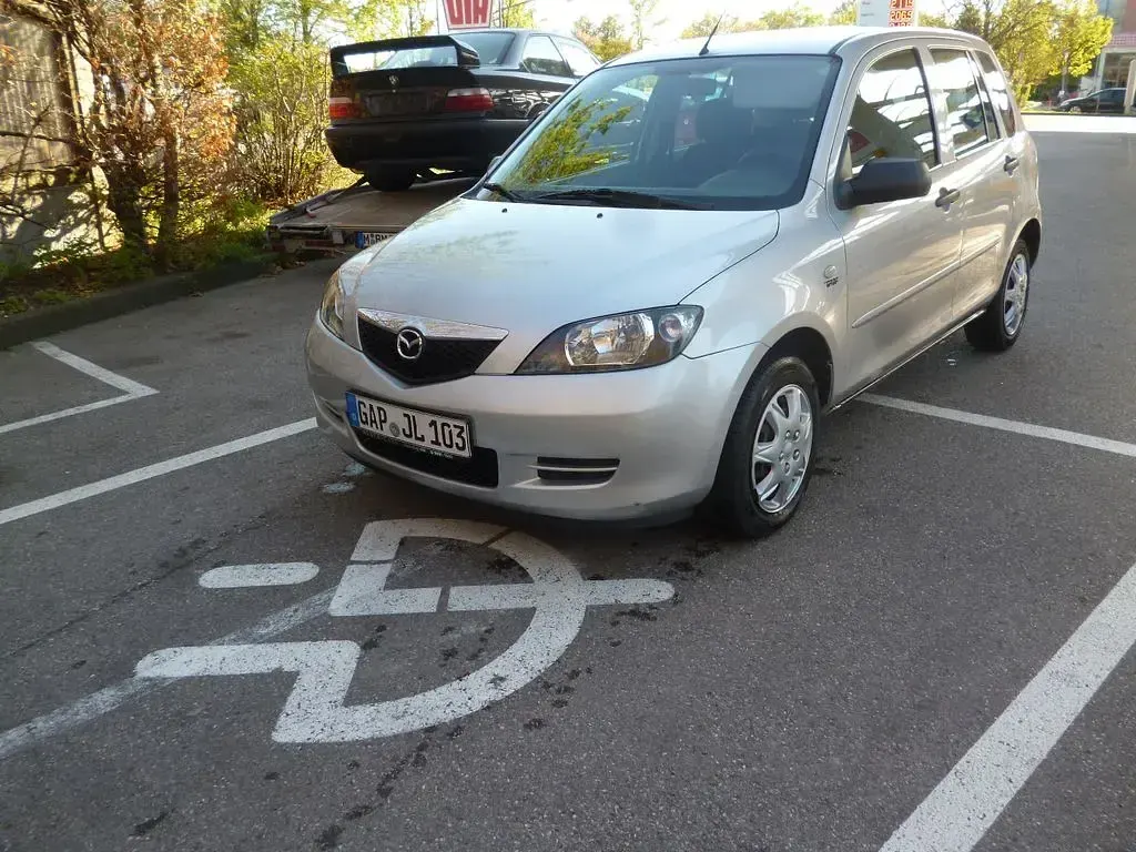 Używany Mazda 2 Comfort 75 KM (55 kW) 2005 Srebrny Hatchback