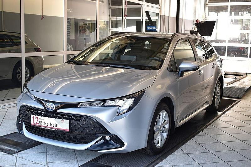 Silber Gebraucht 2023 Toyota Corolla Active Kombi | 30.989 € (Fairer Preis) - Bild 1/4