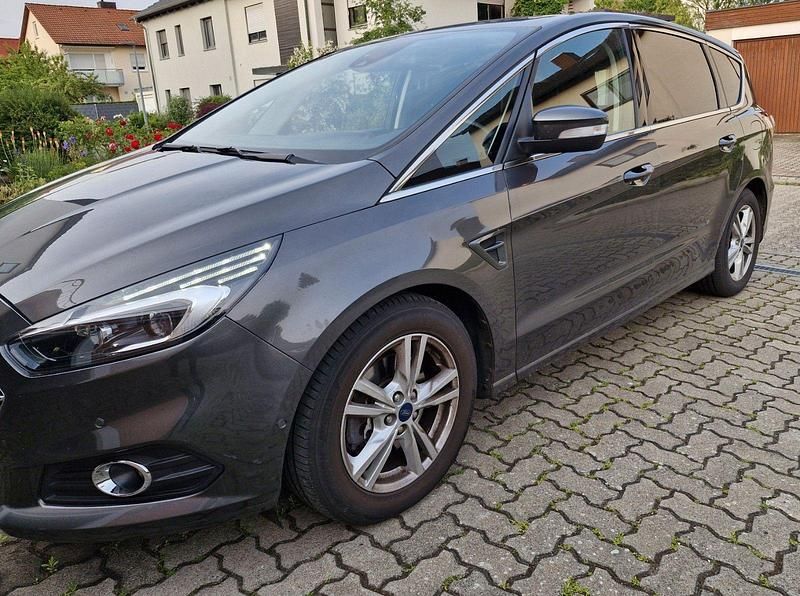 Grau Gebraucht 2019 Ford S-MAX Titanium Van / Kleinbus | 17.590 € (Fairer Preis) - Bild 1/4