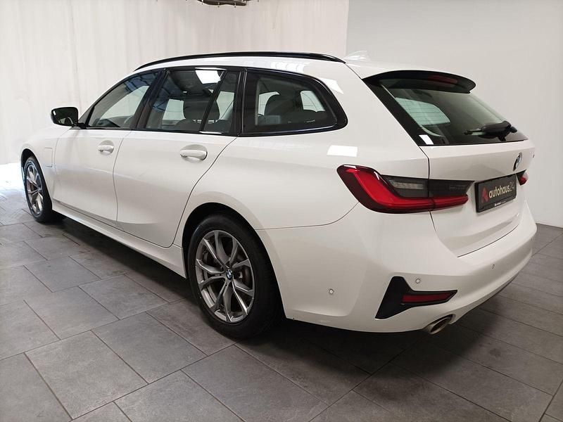 Gebraucht BMW 330e Sport Line 252 PS (185 kW) 2021 Weiß Kombi