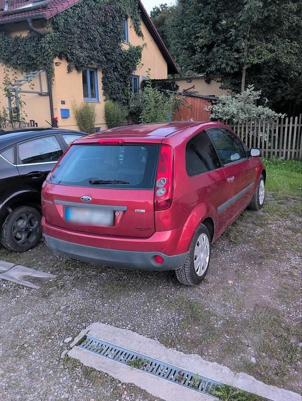 Używany Ford Fiesta 90 KM (66 kW) 2007 Pomarańczowy Hatchback
