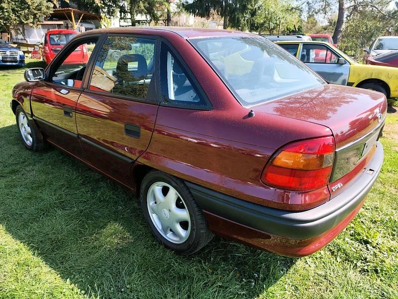 Usata Opel Astra 72 CV (52 kW) 1994 Rosso Berlina