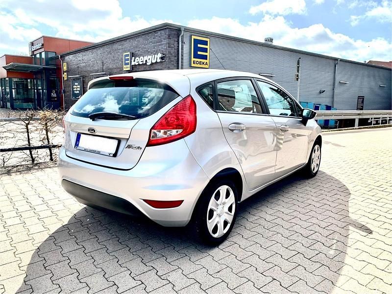 Gebraucht Ford Fiesta 82 PS (60 kW) 2011 Silber Kleinwagen