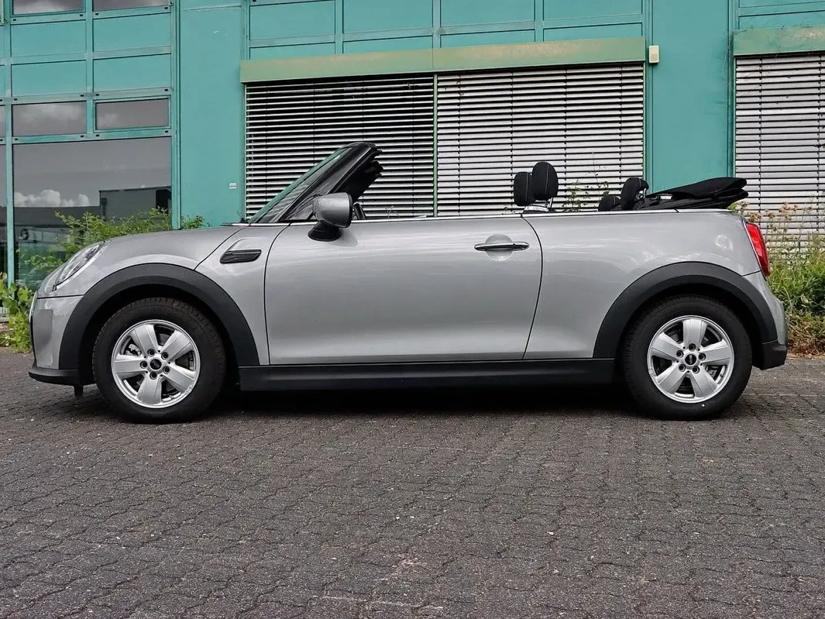 Gebraucht Mini Cooper Cabriolet Essential 136 PS (100 kW) 2023 Melting silver iii Cabrio