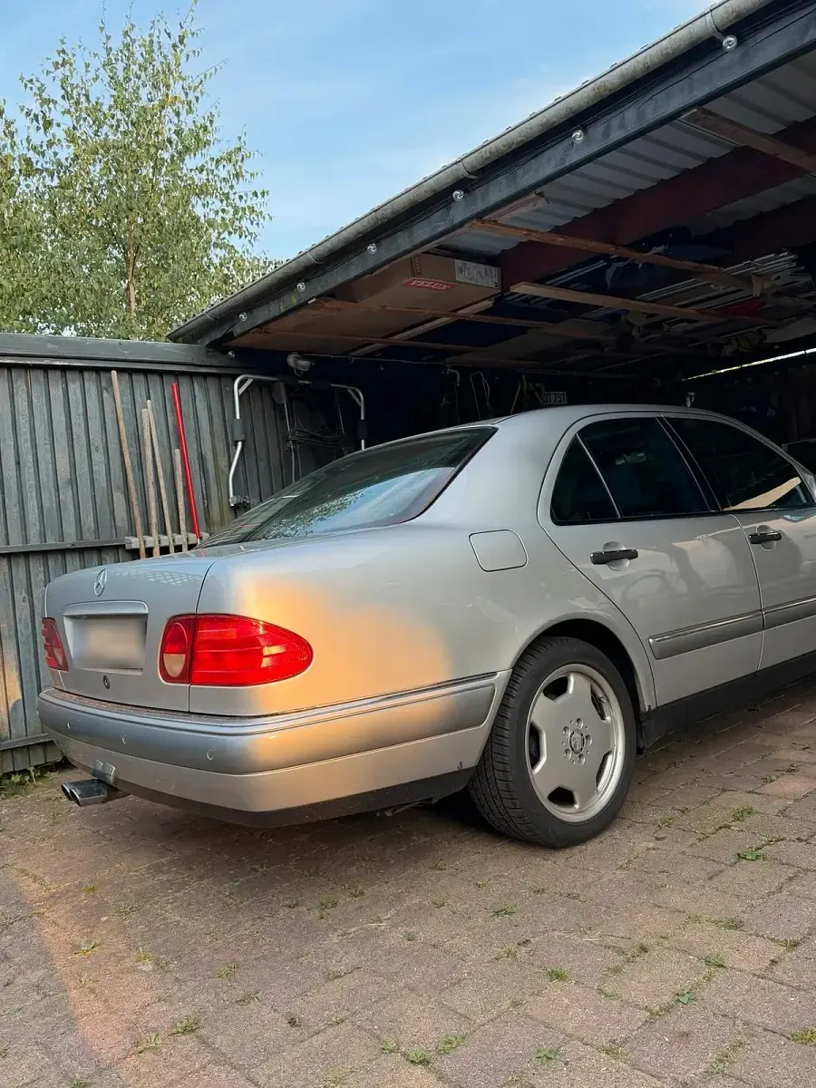 Gebraucht Mercedes E240 170 PS (125 kW) 1998 Silber Limousine