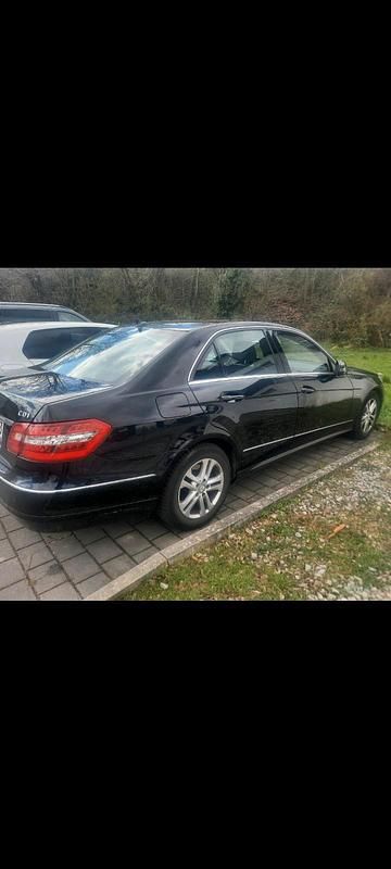 Gebraucht Mercedes E220 170 PS (125 kW) 2010 Schwarz Limousine