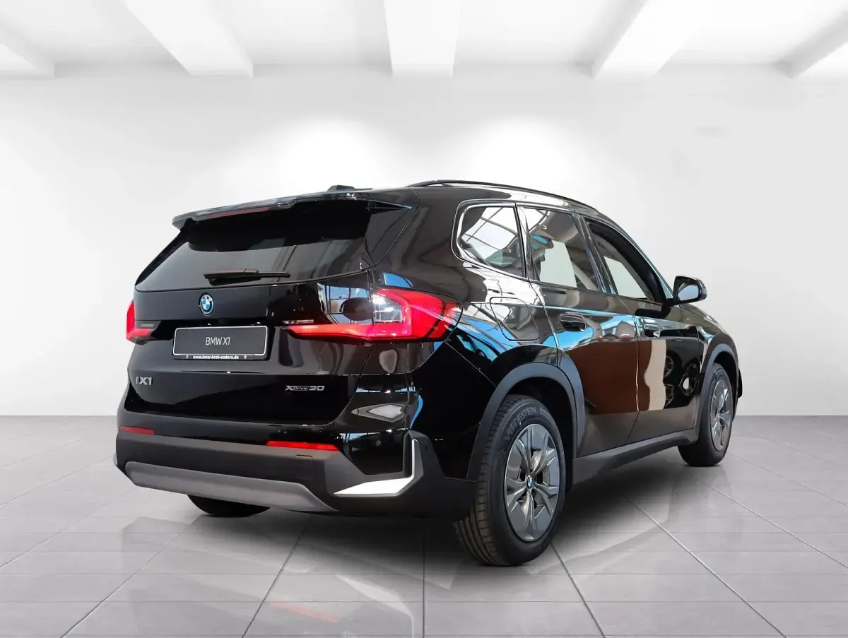 Neu BMW iX1 Performance 230 kW (313 PS) 2025 Schwarz SUV