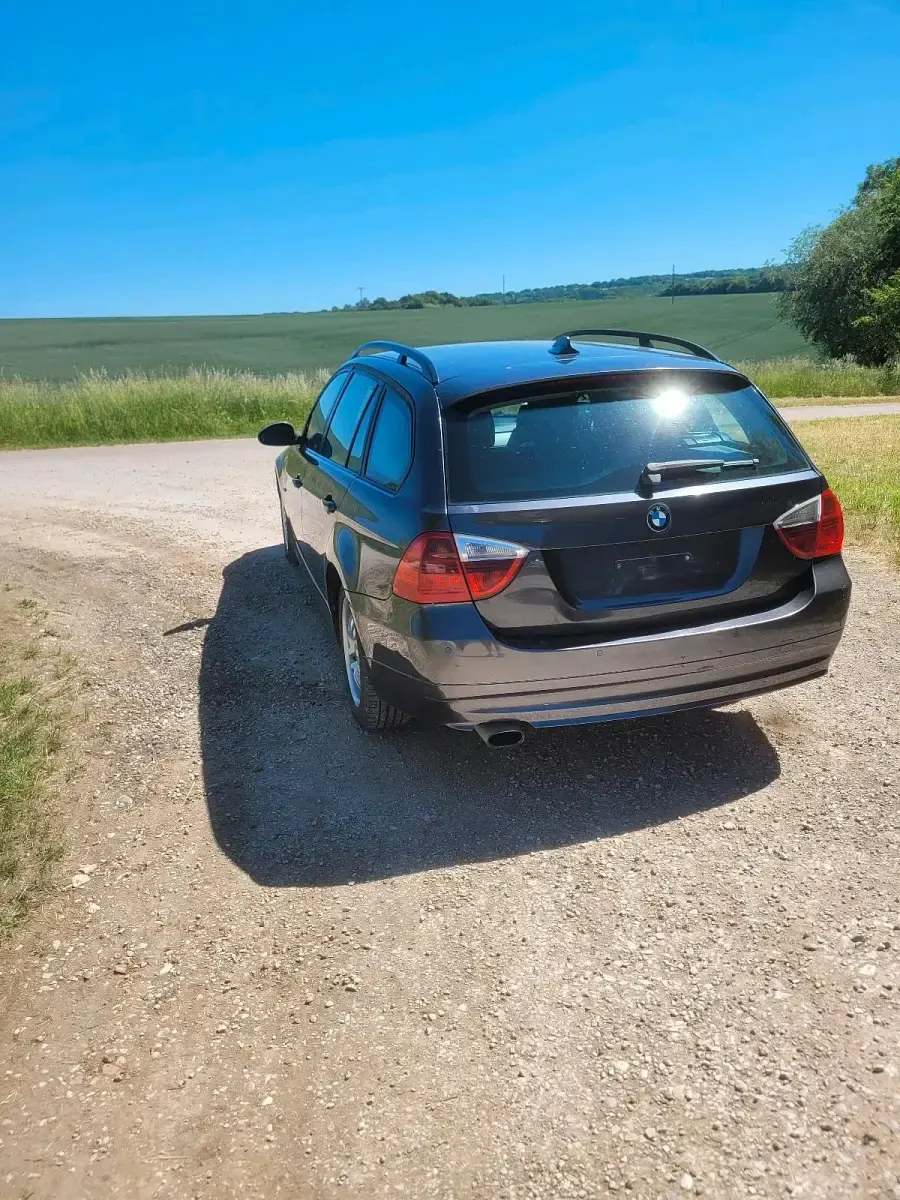 Gebraucht BMW 320 163 PS (119 kW) 2007 Grau Kombi