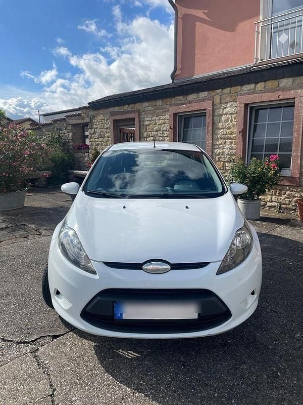 Weiß Gebraucht 2009 Ford Fiesta Trend Kleinwagen | 1.750 € (Fairer Preis) - Bild 1/4