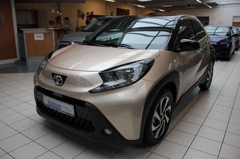 Ginger beige Neu 2024 Toyota Aygo Team Kleinwagen | 16.790 € - Bild 1/4