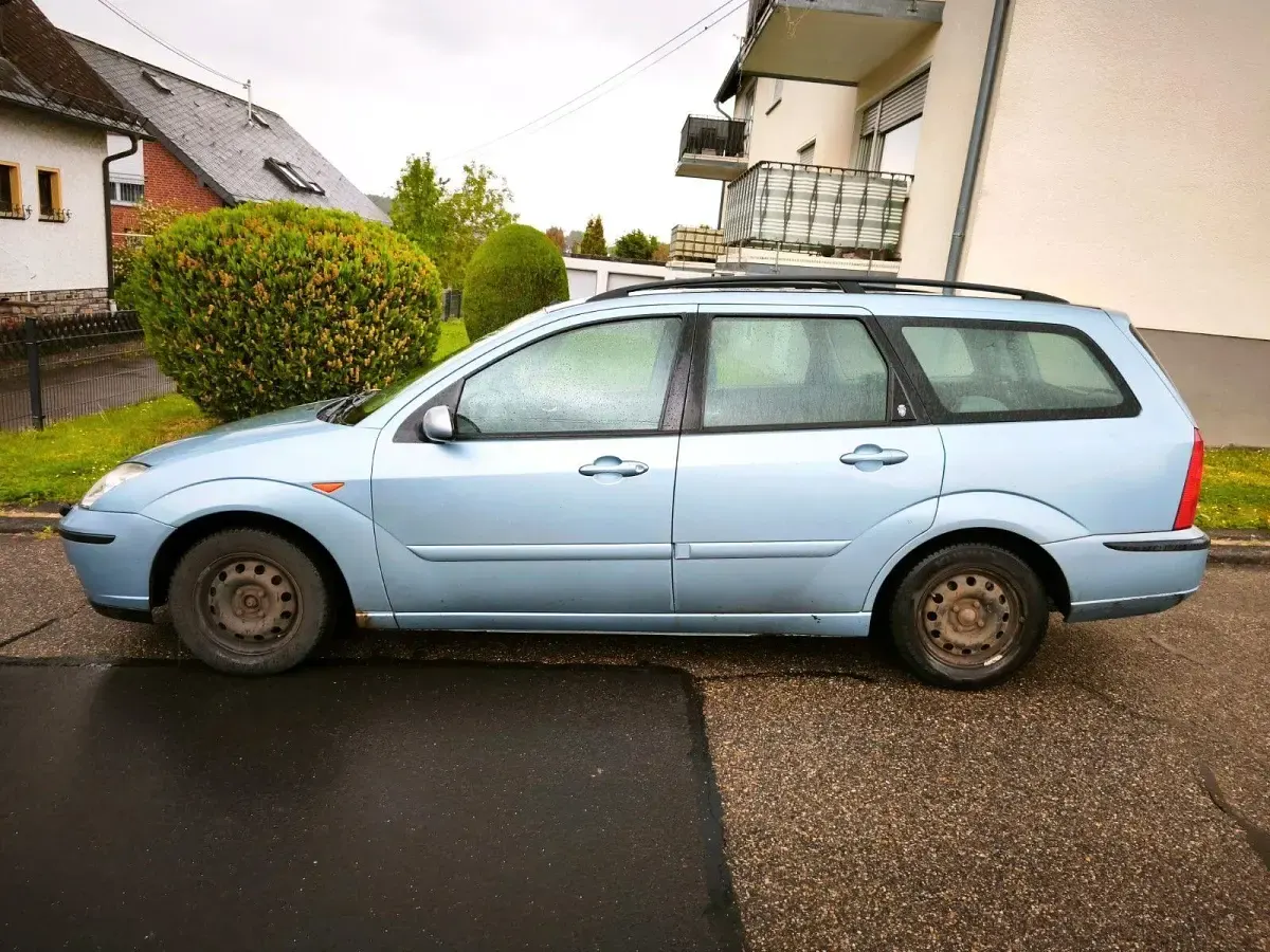 Usado Ford Focus Ghia 116 CV (85 kW) 2004 Azul Familiar