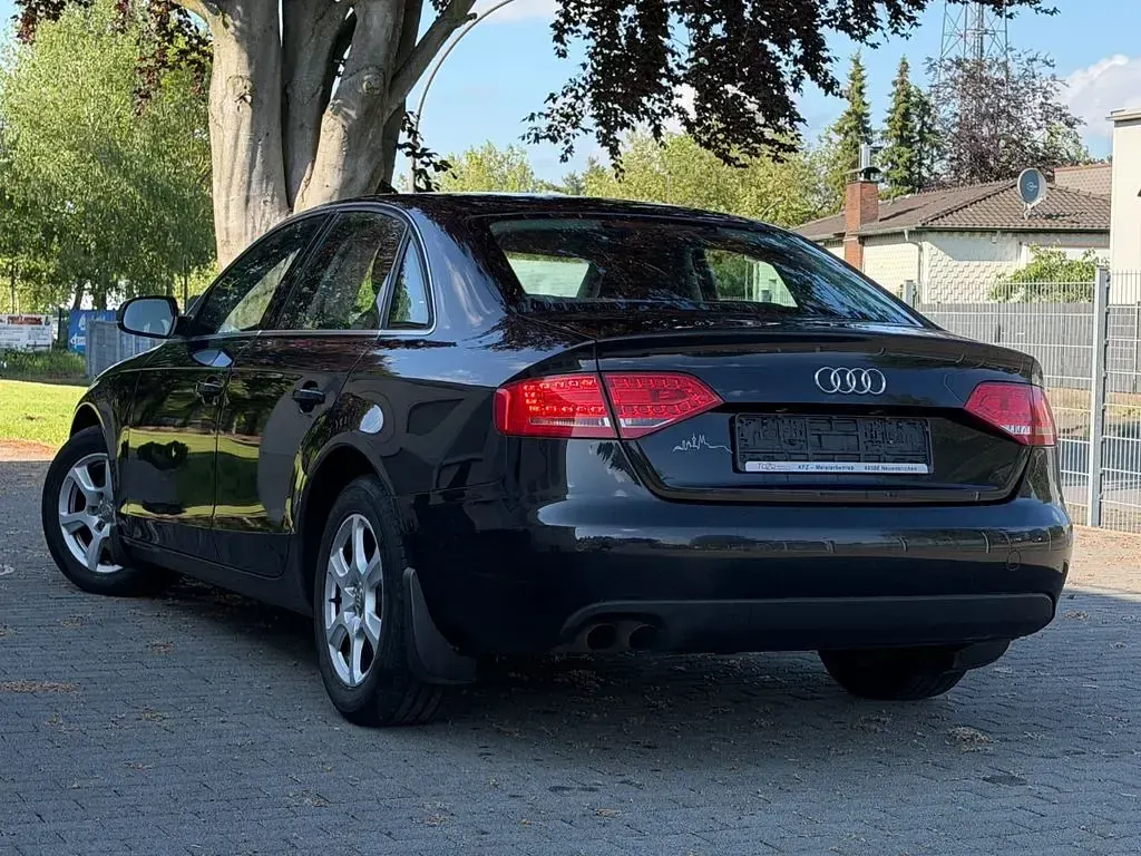 Gebraucht Audi A4 Attraction 120 PS (88 kW) 2011 Schwarz Limousine